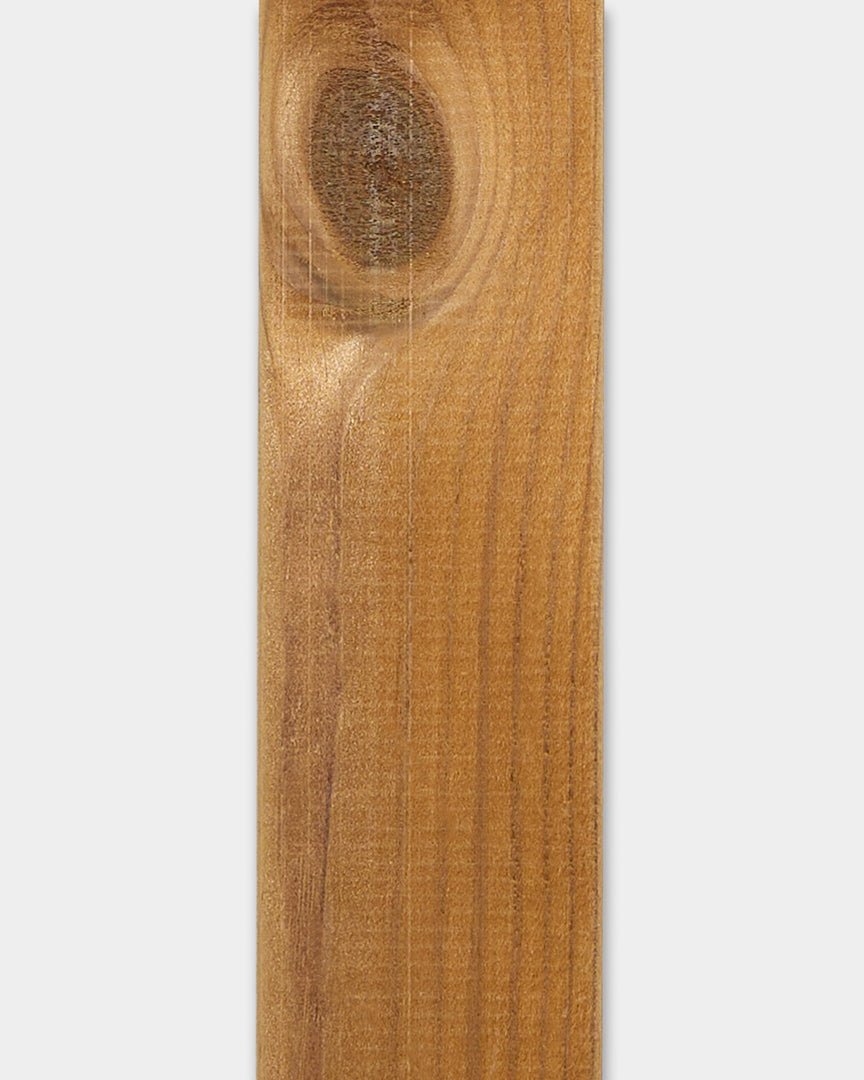 Panneau de façade Aluwood brown de WoodUpp, 240x4x1.8 cm, avec des nœuds visibles et un veinage naturel, présenté sur un fond blanc.